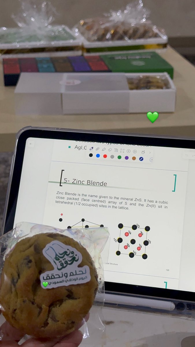 جالسة اذاكر الماجستير بسنتي الاخيرة اللي تدرسني هو السعودية مجاناً ومع مكافأة وتدعمني للبحث والكتب والطباعة الله يعزنا ولا يعز علينا 💚💚💚💚💚💚💚💚💚💚💚 
كل عام ووطني طيب وسند لمواطنينه 💚💚