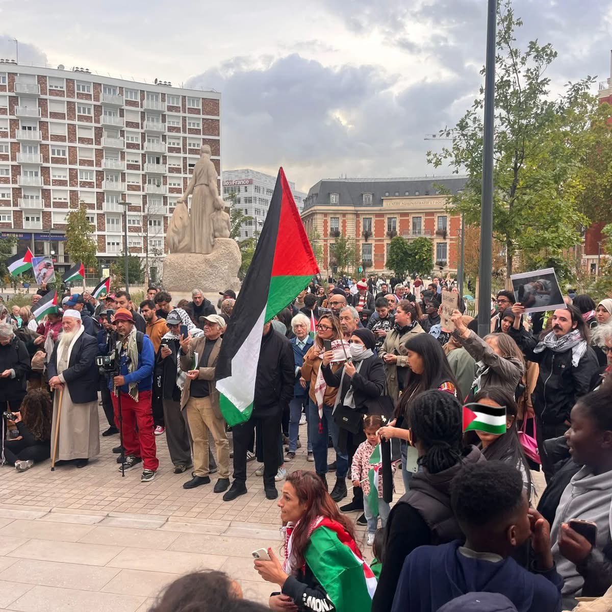 LFIsaintouen's tweet image. 🇵🇸À l&apos;appel du comité Saint-Ouen Solidarité Palestine, les insoumis-es et les Audonien-nes étaient nombreux-ses à venir protester contre la pose du drapeau israélien sur la mairie, ternissant la pose du drapeau palestinien le jour de la reconnaissance tardive de la Palestine. 1/3