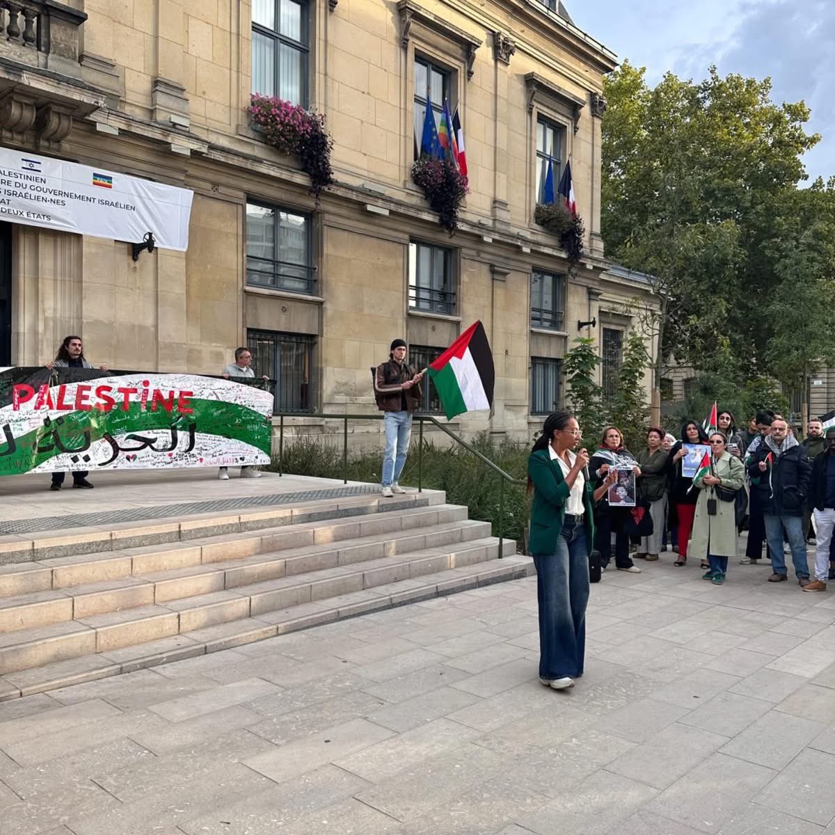 LFIsaintouen's tweet image. 🇵🇸À l&apos;appel du comité Saint-Ouen Solidarité Palestine, les insoumis-es et les Audonien-nes étaient nombreux-ses à venir protester contre la pose du drapeau israélien sur la mairie, ternissant la pose du drapeau palestinien le jour de la reconnaissance tardive de la Palestine. 1/3