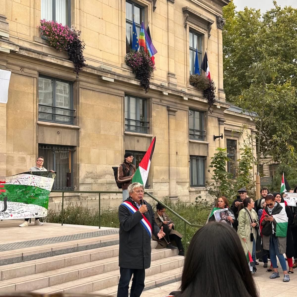 LFIsaintouen's tweet image. 🇵🇸À l&apos;appel du comité Saint-Ouen Solidarité Palestine, les insoumis-es et les Audonien-nes étaient nombreux-ses à venir protester contre la pose du drapeau israélien sur la mairie, ternissant la pose du drapeau palestinien le jour de la reconnaissance tardive de la Palestine. 1/3