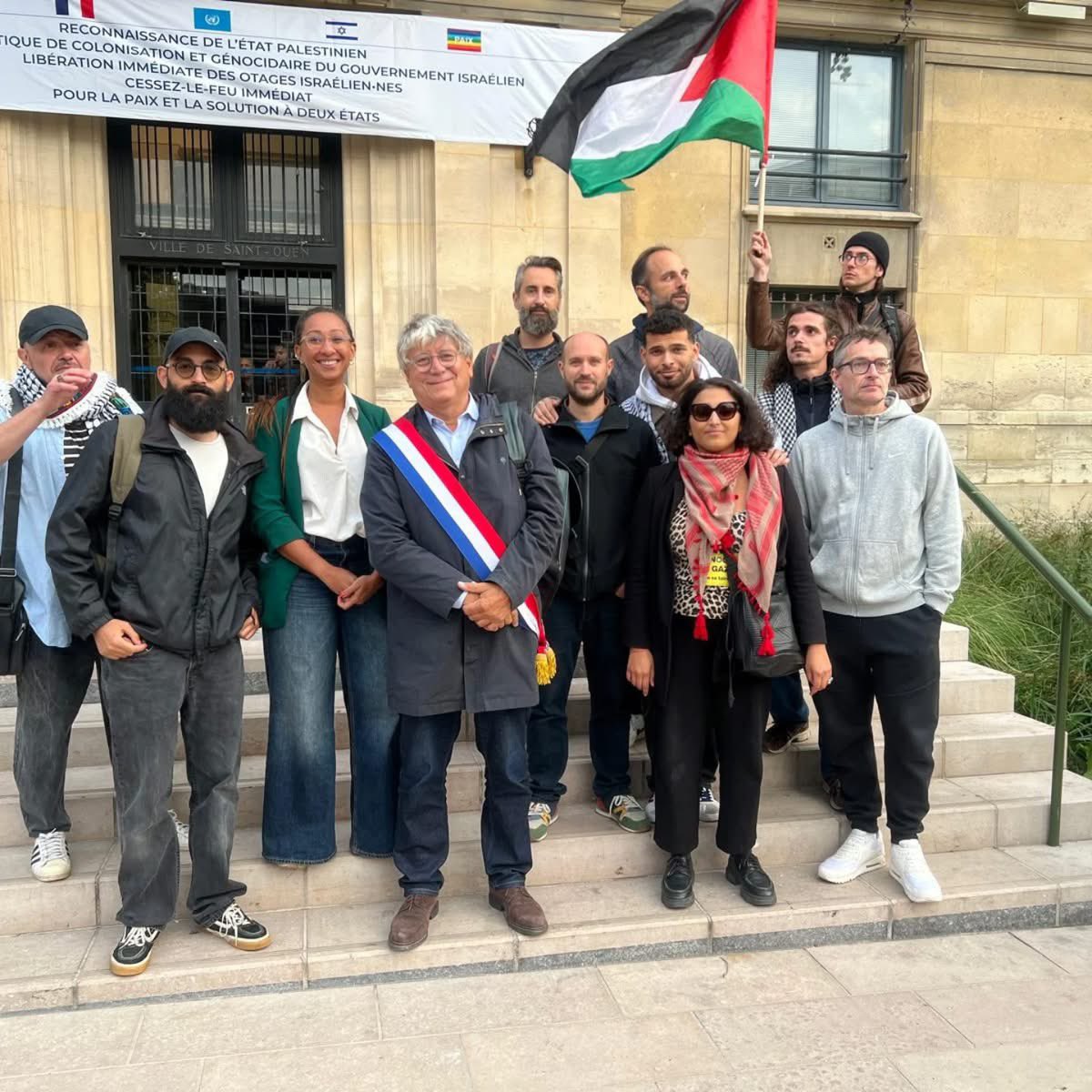 LFIsaintouen's tweet image. 🇵🇸À l&apos;appel du comité Saint-Ouen Solidarité Palestine, les insoumis-es et les Audonien-nes étaient nombreux-ses à venir protester contre la pose du drapeau israélien sur la mairie, ternissant la pose du drapeau palestinien le jour de la reconnaissance tardive de la Palestine. 1/3