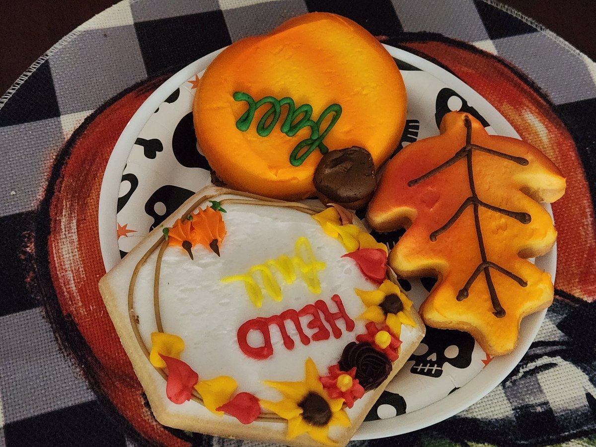 Teddy Bear Lucas is celebrating fall with this wonderful plate of cookies. #teddybearlucas