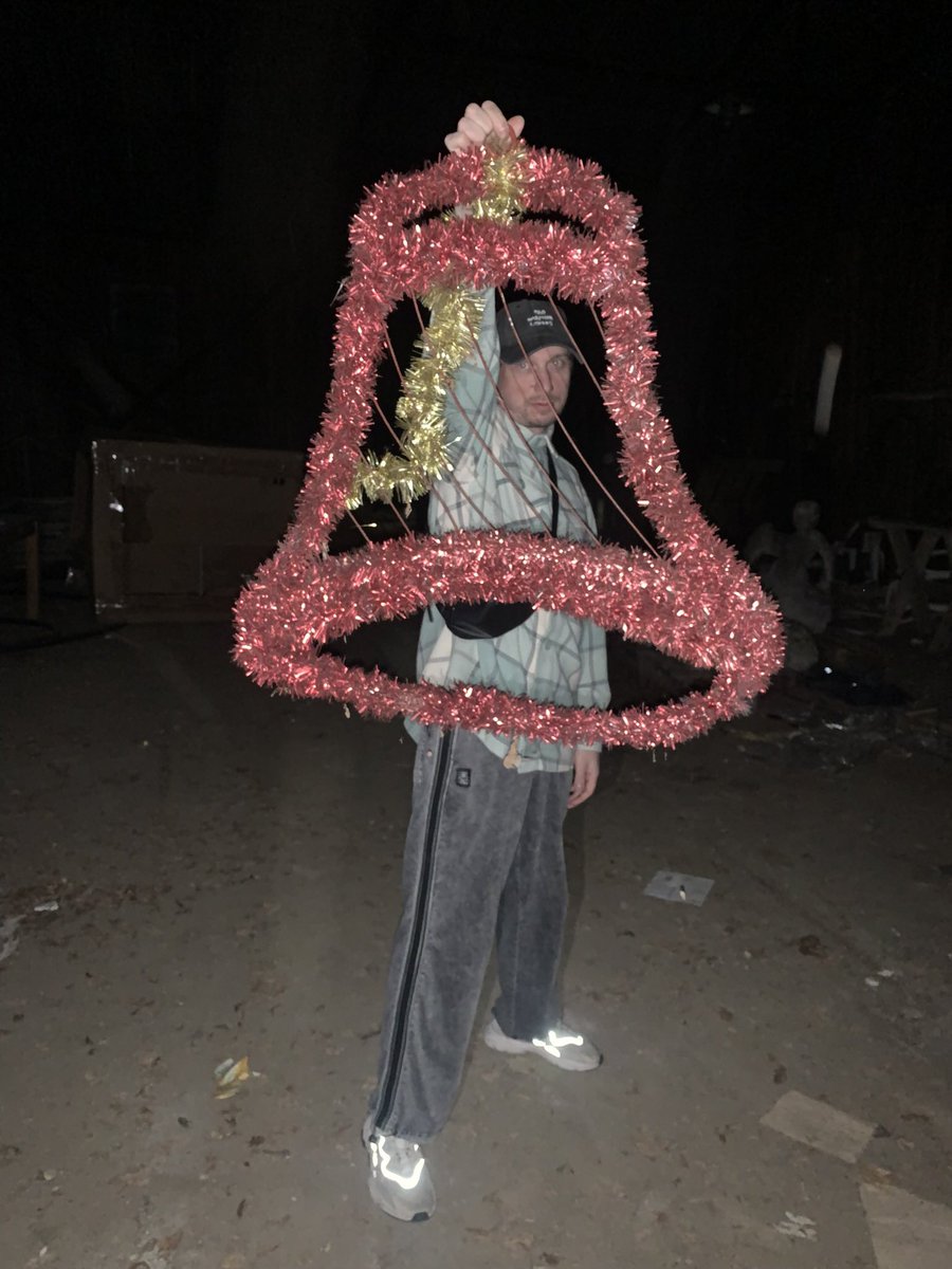 в словакии залезли на заброшку, а это оказался склад старинных городских статуй. И ВСЕ ЛЕЖАТ В ТЕМНОТЕ…