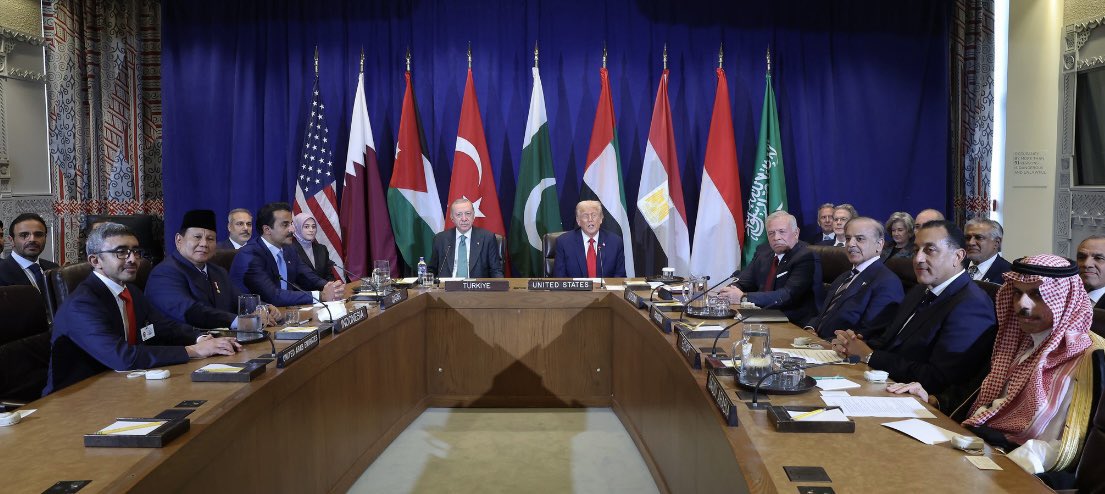 Cumhurbaşkanımızın masanın merkezindeki yeri, Türkiye’nin bugün geldiği konumu en net şekilde ortaya koyuyor.

Artık Türkiye küresel siyasetin merkezinde sözü dinlenen, dikkate alınan ve masanın vazgeçilmez aktörü.

Bu kare, dünyaya güçlü bir mesaj veriyor:
Türkiye büyüdü ve