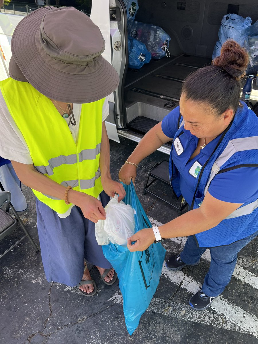 RefuseRefuseSF's tweet image. We partnered with @SFEnvironment and @BOTTLEBANK_CA this afternoon on a cleanup at the redemption site at the closed Safeway parking lot in the Western Addition.
In addition to picking up litter, we diverted a full bag of recyclables that we redeemed on the spot.