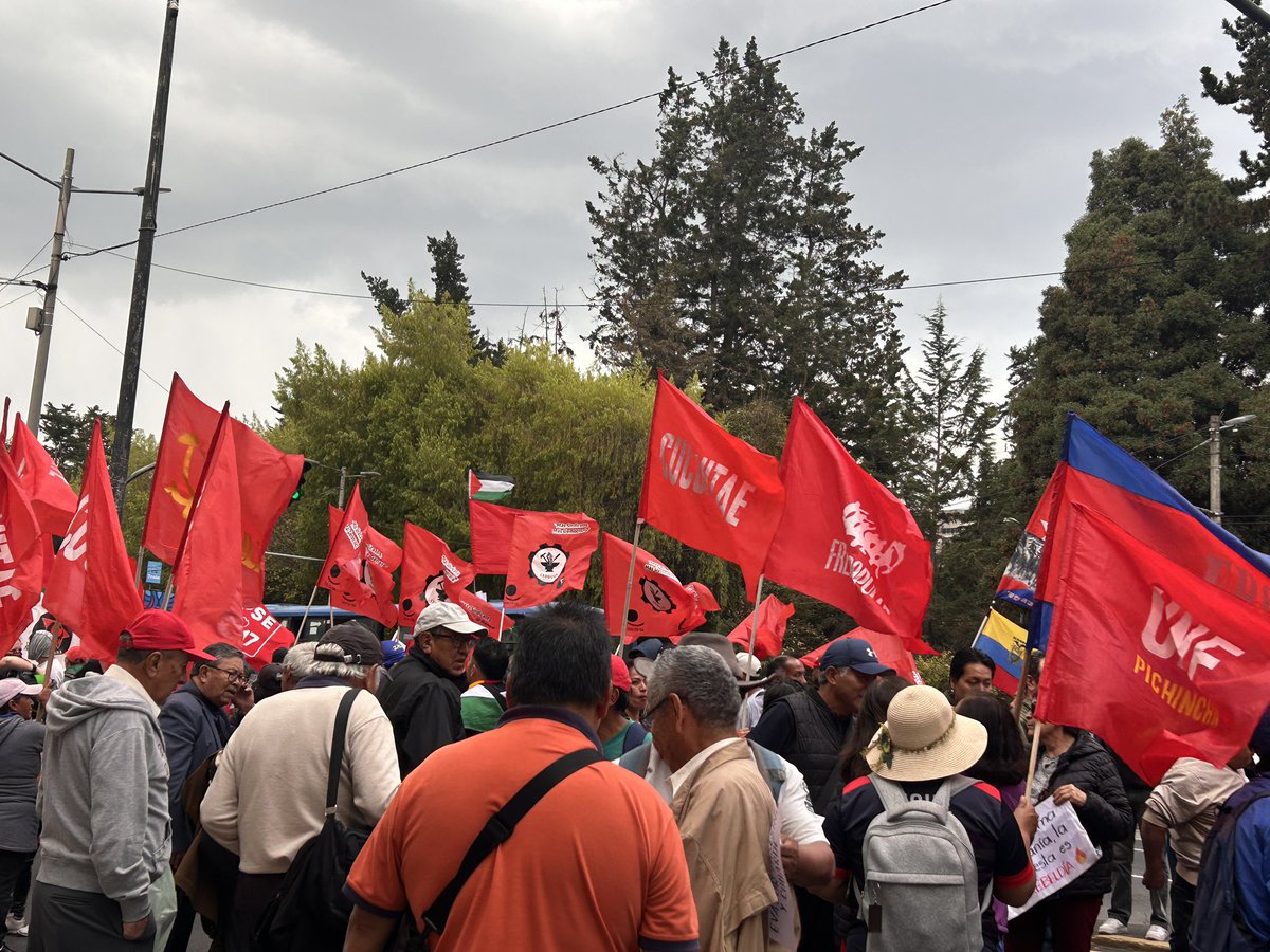 23 de septiembre | En #Quito, diversos sectores sociales se han concentrado en los exteriores del IESS para movilizarse en contra del Gobierno de Daniel Noboa y en apoyo al #ParoNacional2025.