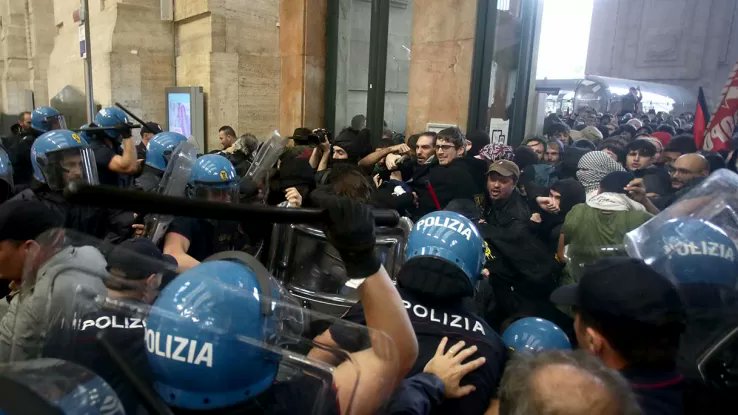 SargisChilinga1's tweet image. Violent clashes erupted in Milan yesterday at Central Station during a pro-Palestine rally. Protesters attacked police, who responded with tear gas. Windows shattered, chaos ensued. #Milan #CentralStation