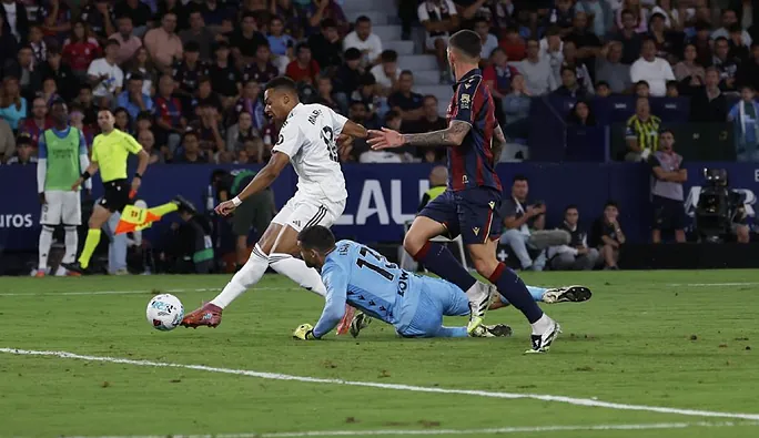 ريال مدريد يحافظ على الصدارة بالعلامة الكاملة، محققًا انتصاره السادس على التوالي في الليغا والسابع في جميع البطولات.

هذا معنى أن تملك نجمين سوبر ستار في خط الهجوم. فينيسيوس حسم الأمور في الشوط الأول بعد بداية قوية من ليفانتي، ثم ظهر مبابي في الشوط الثاني بعد الهدف المباغت الذي