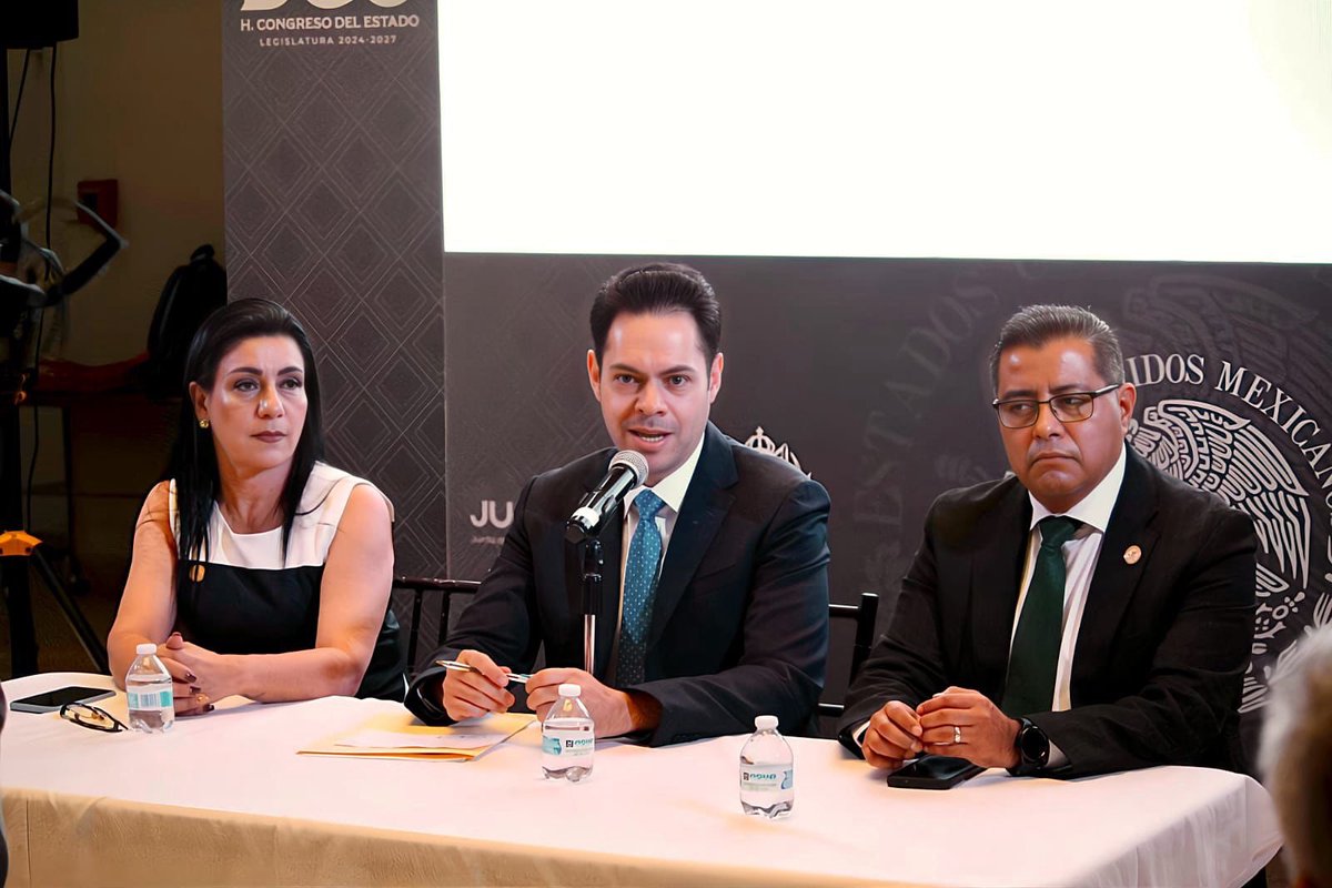 Eduardo Serrano (@laloserranoz) on Twitter photo #LaserInformativo
#Durango|| Respaldan inmobiliarios nacionales y locales propuesta de diputados panistas en Durango.
En rueda de prensa, el Grupo Parlamentario del #PAN en el <a href="/CongresoDurango/">Congreso Durango</a> presentó la Ley que Regula los Servicios Inmobiliarios en el Estado, una iniciativa #LaserInformativo
#Durango|| Respaldan inmobiliarios nacionales y locales propuesta de diputados panistas en Durango.
En rueda de prensa, el Grupo Parlamentario del #PAN en el <a href="/CongresoDurango/">Congreso Durango</a> presentó la Ley que Regula los Servicios Inmobiliarios en el Estado, una iniciativa