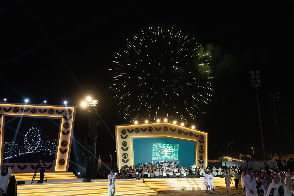 رعى صاحب السمو الملكي الأمير #سعود_بن_طلال بن بدر محافظ #الأحساء ، مساء اليوم " الثلاثاء " ، احتفال اليوم الوطني الـ 95، الذي أُقيم في منتزه الملك عبدالله البيئي، وسط حضور كبير تجاوز 325 ألفًا من المواطنين والمقيمين الذين توافدوا للاحتفاء بهذه المناسبة الوطنية الغالية.

 وتوشّحت