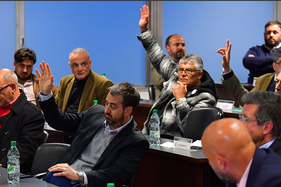 Todo está dado 
Nacional aprobará en directiva el pliego con divisibilidad que presente  el Ejecutivo de la AUF, el Consejo de Fútbol Profesional se celebrará el jueves ,  la directiva será antes , si bien Ricardo Vairo dudaba , luego de discusiones , cambiará su postura
