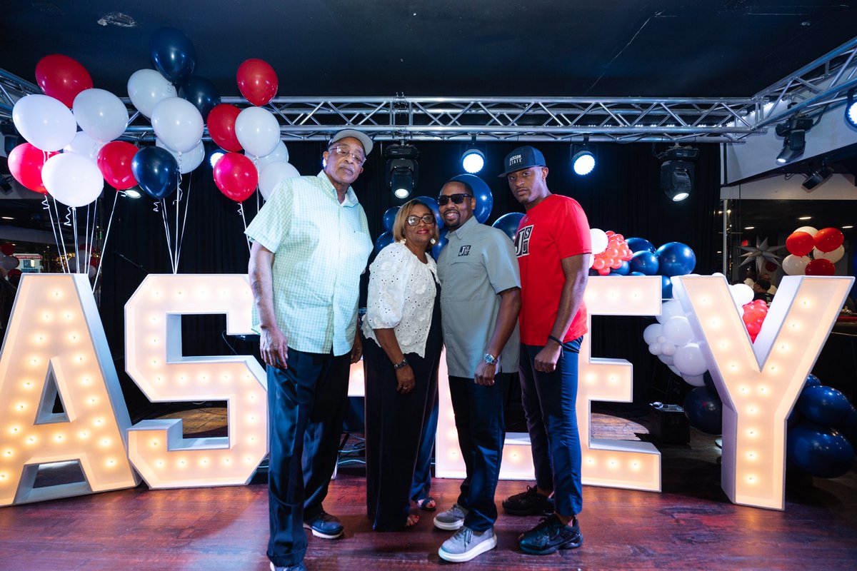 Happy birthday to our leader and THEE greatest to ever do it VP Robinson🎉🎂 (<a href="/JacksonStateAD/">Ashley Robinson</a>) Tiger Nation, help us wish VP Robinson a very happy birthday💙🤍