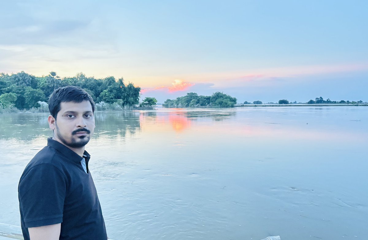 मैं खींचा चला जाता हूँ वहाँ
जहाँ होते हैं—
पहाड़,
जंगल,
बहती धारा,
या
डूबता सूरज।

लेकिन सबसे नज़दीक अगर कोई है मेरे
तो वह है डूबता हुआ सूरज।..

डूबता सूरज दीख जाता है
मेरे घर की छत से
या
मन के भीतर।

#शुभम_आमेटा
