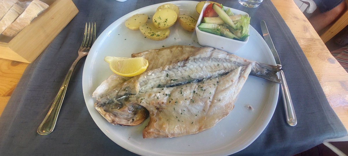 Hoy en Portugal después de la ardua tarea de encontrar un restaurante portugués entre tanto steakhouse, italiano, hindú, etc., salió rana la cosa.
Una lubina, de piscifsctoría, más triste que un episodio de Marco y un rape sequísimo con un arroz negro que no sabía a nada. 😡
