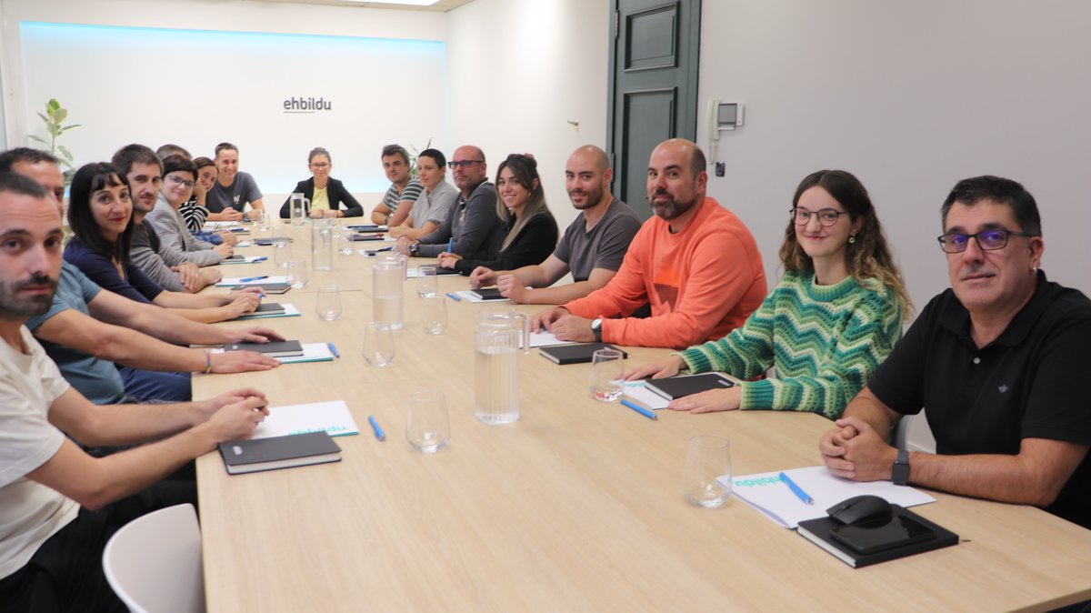 EH Bilduren III. Kongresuak agindutakoa jarraituz, joan zen ekainean berrestu ostean, gaur bildu da Bilbon, aurrenekoz #Bizkaia|ko Mahai Politiko berria. 17 kidek osatzen dute Bizkaiko Mahai Politikoa.