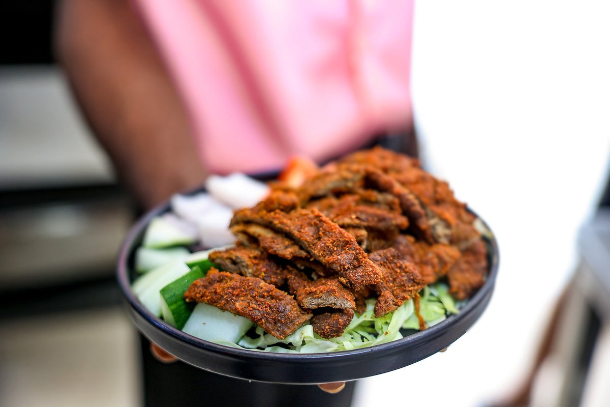 Beatbiteslagos's tweet photo. What’s best to have this cold evening than a plate of peppered suya?! 🥰😋🍗
Stop by this evening and give your tastebuds true delight. 😋

See our menu on our bio for reference.
#beatbitesrestaurant #beatbites #foodlover #suya https://t.co/hpoVlxwaXJ