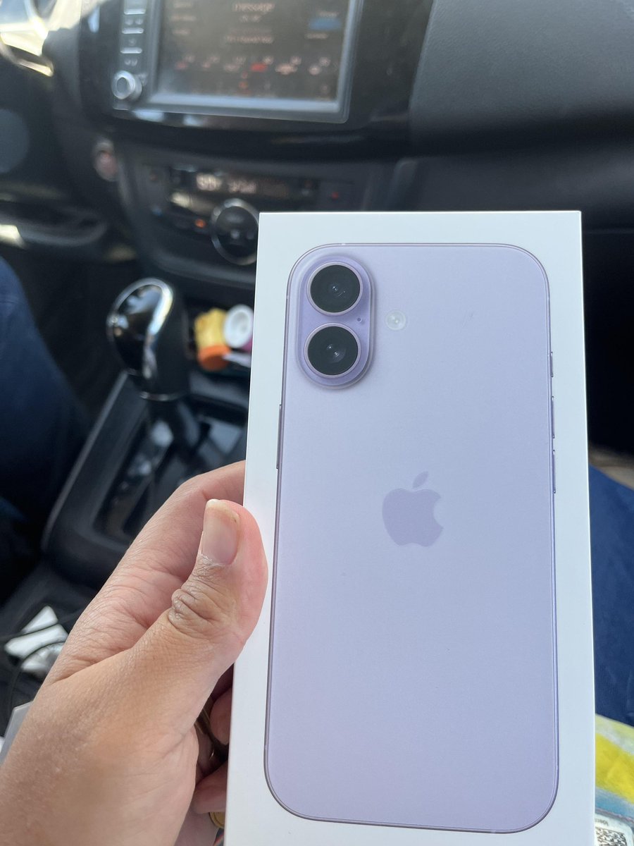 I’m using my new IPhone 17 good morning everyone it’s so pretty the lavender 💜