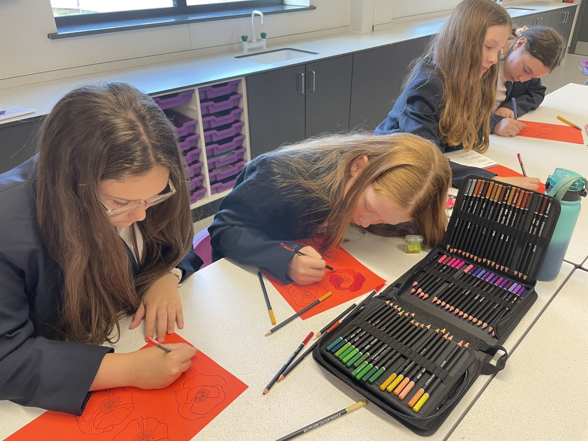 PATCarletonHigh's tweet image. Our Co-Curricular programme kicked off tonight with around 200 students taking part in various after school clubs. We are proud of how our students have embraced the opportunity to try new things! 
#CHSCocurricular #CarletonRocks #Fantasyfootball #ArtClub #Andsomuchmore