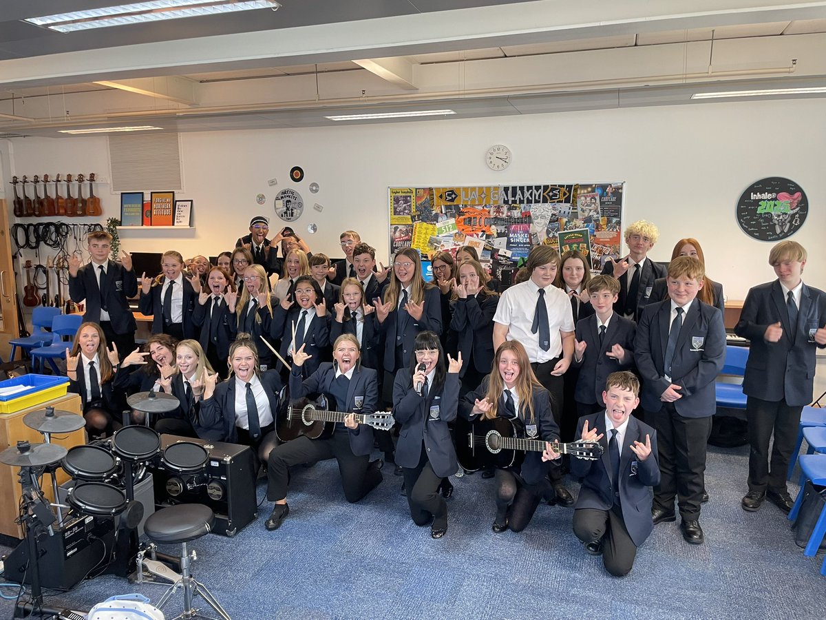 PATCarletonHigh's tweet image. Our Co-Curricular programme kicked off tonight with around 200 students taking part in various after school clubs. We are proud of how our students have embraced the opportunity to try new things! 
#CHSCocurricular #CarletonRocks #Fantasyfootball #ArtClub #Andsomuchmore