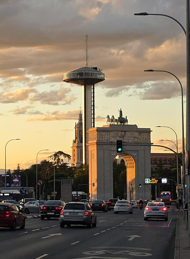 LiborSecka's tweet image. #Madrid autumn evening 
Victory gate and &quot;Lolly&quot;.
#Spain capital atmosphere.