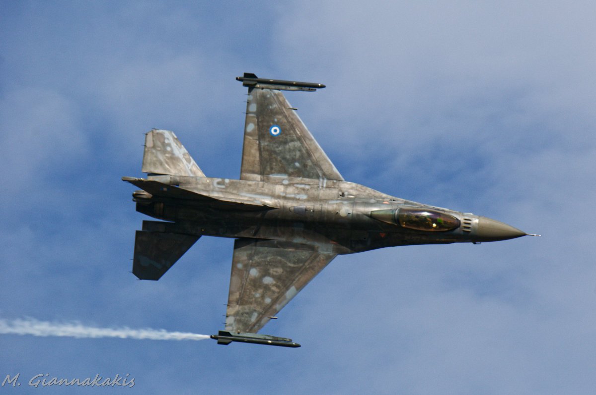 MyronGian's tweet photo. Πάνω όψη F-16C Block52+ της ομάδας "Ζευς"
.
Top view of the F-16C Block52+ of the HAF Demo Team "Zeus"
.
#ΠΑ #πολεμικήαεροπορία #Ζευς #ομάδαεπιδείξεων #επίδειξη #HAF #hellenicairforce @HAFspokesperson #zeusdemoteam @HAFF16DemoTeam #display #f16 #f16block52 #smokewinder https://t.co/mQCvmhxM3G