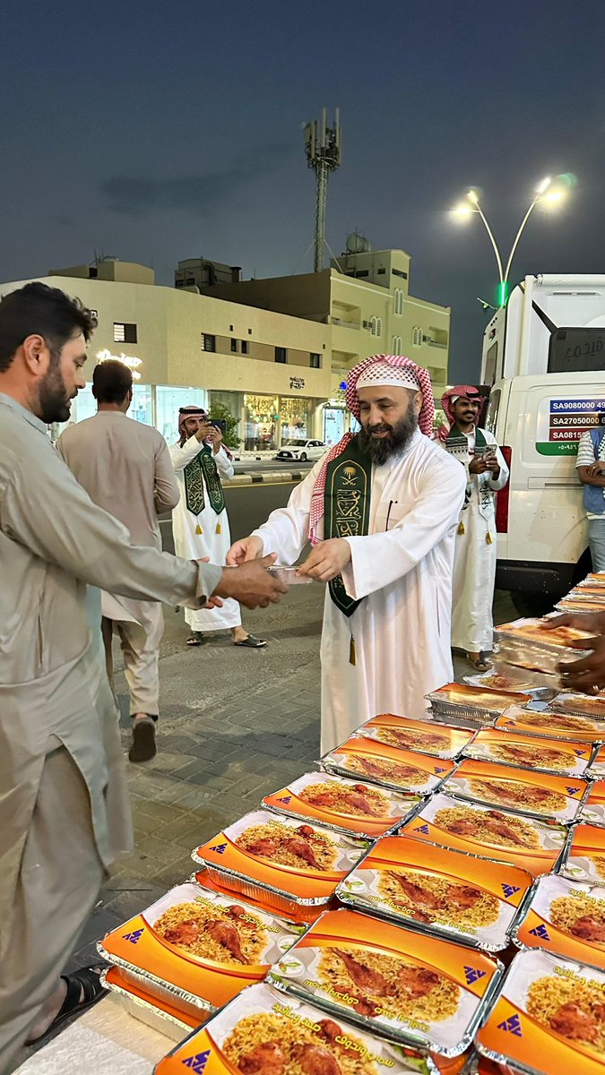 ضمن احتفالات #اليوم_الوطني_السعودي_95، قامت جمعية إكرام النعم بالرس بتوزيع 1000 وجبة على المحتاجين، مساهمةً في نشر روح التكافل والإحسان في هذا اليوم الغالي على قلوبنا 🇸🇦✨
#اليوم_الوطني_عزنا_بطبعنا