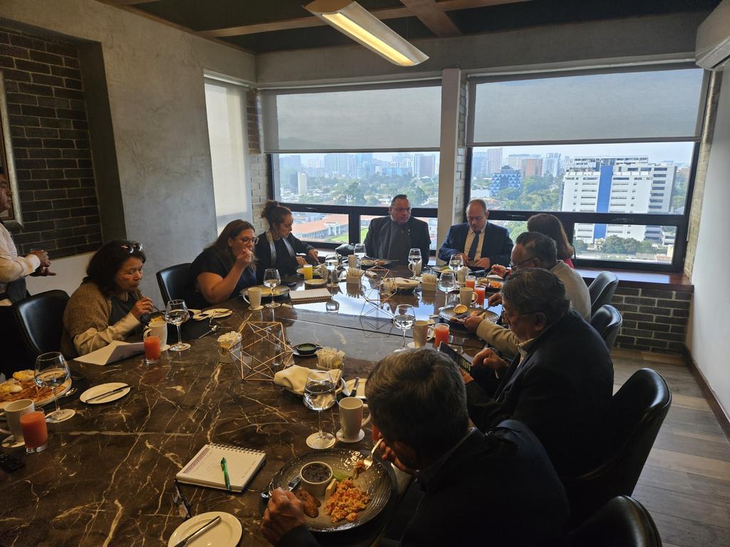 El Consejo de CENCIT se reunió con el Viceministro Marroquín, en la cuál atendió diferentes puntos prioritarios de la agenda de Comercio Internacional
<a href="/AsazguaGT/">Asociación de Azucareros de Guatemala</a> <a href="/AGEXPORTGT/">AGEXPORT</a> <a href="/CamagroGuate/">Cámara del Agro</a> <a href="/CamComercioGT/">Cámara de Comercio de Guatemala</a> <a href="/CamFinanzasGT/">Cámara de Finanzas Guatemala</a> <a href="/industriaguate/">Cámara de Industria de Guatemala</a> <a href="/CafedeGuatemala/">Anacafé</a> <a href="/VestexGuatemala/">Vestex Guatemala</a>