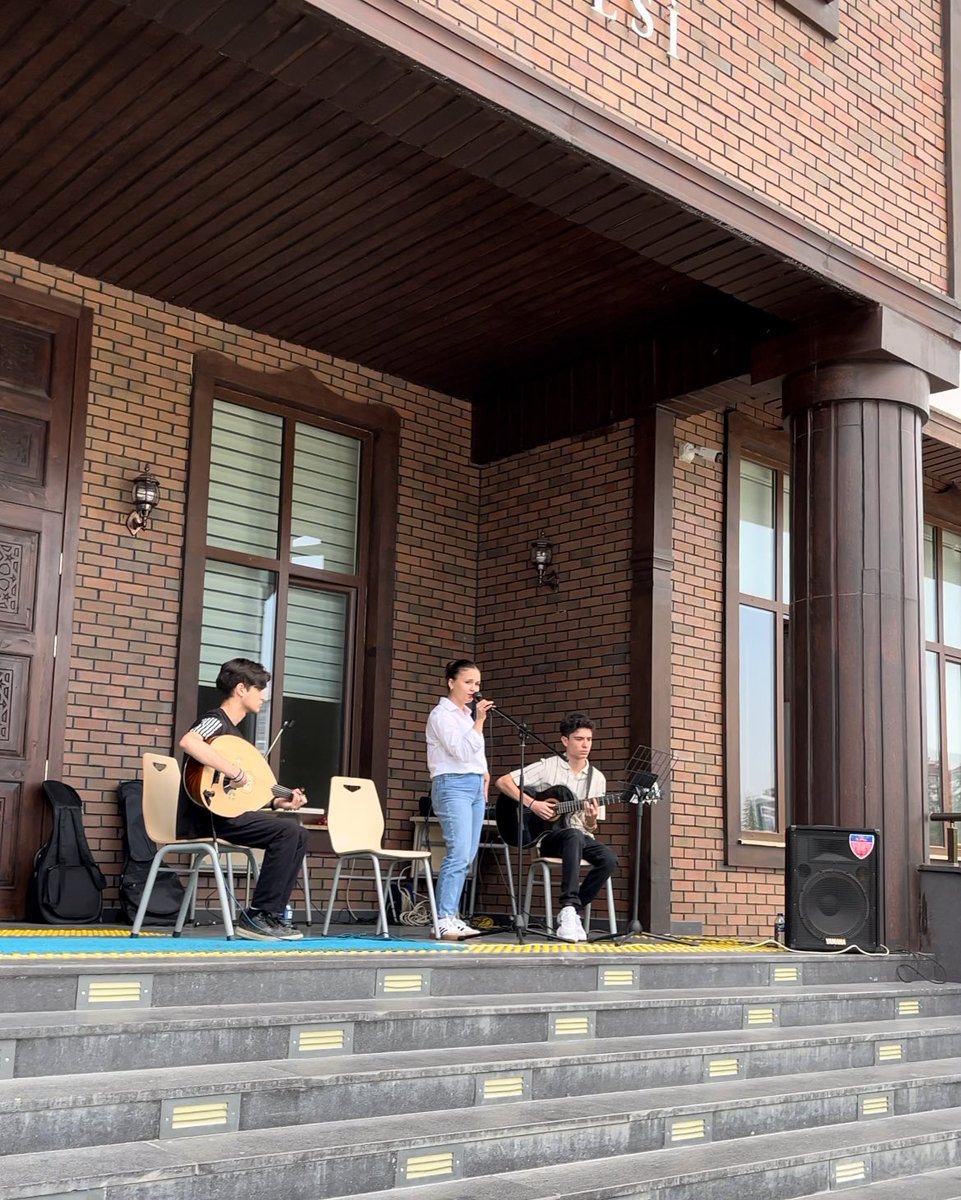 12 Haziran’da Dünya Dili Türkçe Topluluğu ile Yıl Sonu Şenliğimizde unutulmaz anlar yaşadık! 🎉 Uçurtmalar gökyüzünü süsledi 🪁, oyunlar ve gösterilerle doyasıya eğlendik. Birlikte gülüp paylaşmanın mutluluğunu yaşadık. 💛 #köklerimizgüçlügeleceğimizaydınlık