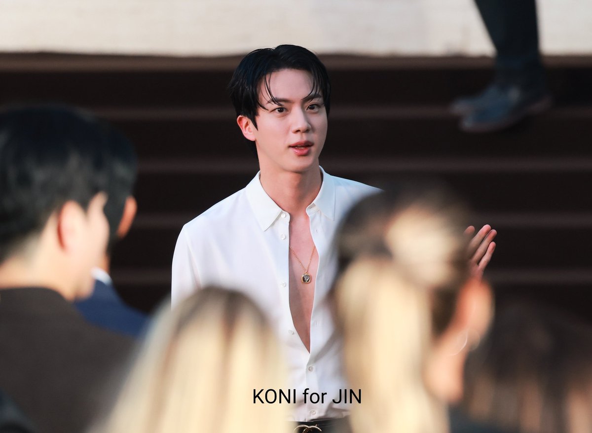 btsforever1207's tweet image. 250923 MILAN preview
밀라노패션위크 Gucci MFW

GUCCI ROYALTY JIN

JIN AT MILAN FASHION WEEK
#MFW #JinxGucci #GucciLaFamiglia #Gucci #방탄소년단진 #Jin