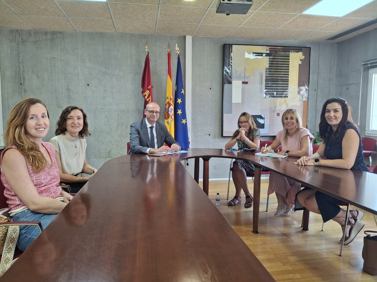 El consejero <a href="/VictorMarinNav/">Víctor Marín Navarro</a> mantiene una reunión de trabajo con las directoras de las escuelas de Educación Infantil de segundo ciclo, para revisar el inicio de curso y tratar temas de interés para la comunidad educativa.

#educación #RegióndeMurcia #EducaciónInfantil