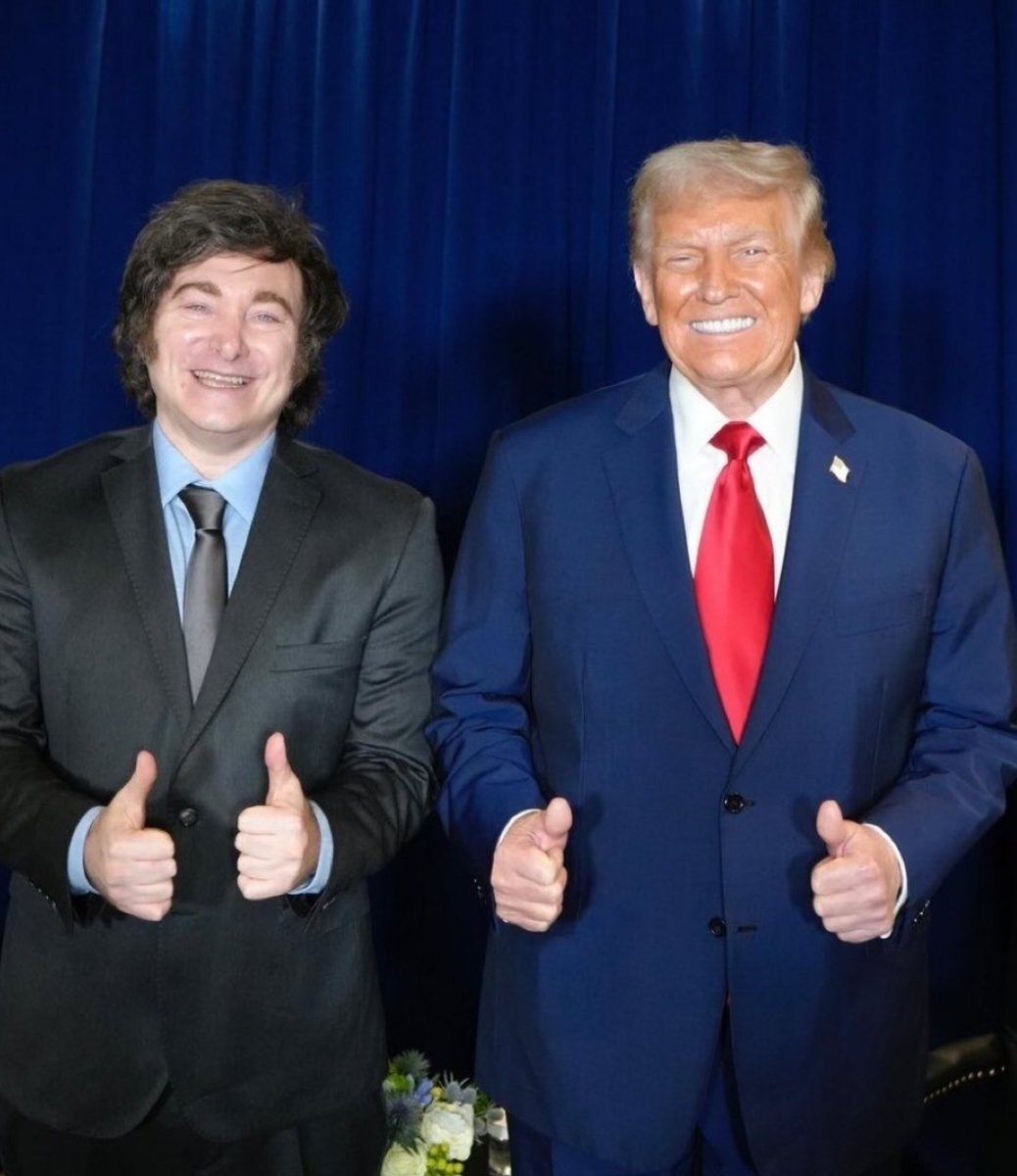 🚨 La imagen más ASQUEROSA que verás el día de hoy

Milei arrastrándose con Trump para que le presten 30 MIL MDD para que no caiga más su economía y no pierda las elecciones en Octubre. A cambio Argentina tendrá que dar en garantía los yacimientos de Vaca Muerta y control a sus