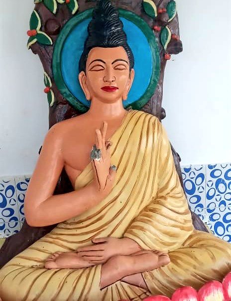 जिला कुशीनगर के खैरटवा गाँव स्थित मनरेगा पार्क में स्थापित भगवान बुद्ध की प्रतिमा को क्षतिग्रस्त (तीन उंगलियाँ तोड़ने) का कृत्य न केवल दण्डनीय है, बल्कि उनके समस्त मानवतावादी अनुयायियों की भावनाओं को आहत करने वाला भी है।

स्थानीय लोगों का कहना है कि यह पार्क एक धार्मिक स्थल के