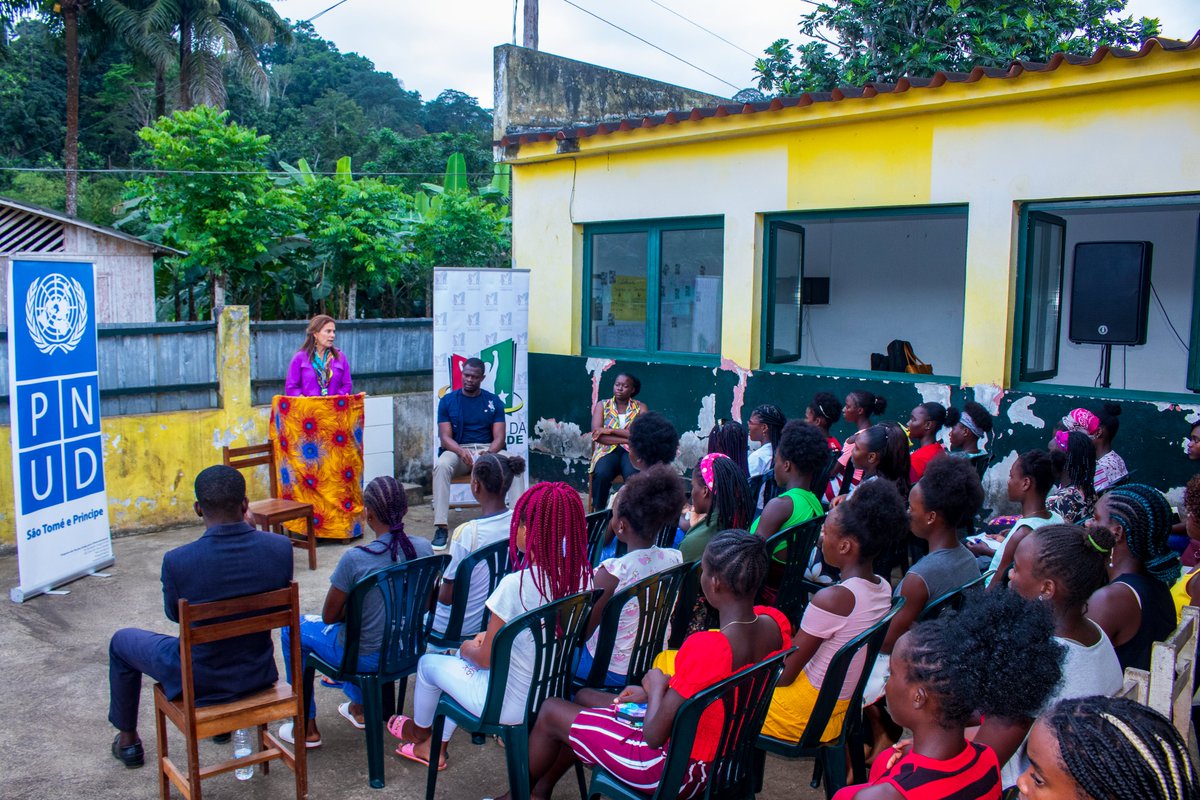 UndpStp's tweet image. 🚀 4th edition of #AcademiaELLA launched in 🇸🇹!
With support from #UNDPSTP, 25 young women begin 3 months of training in leadership, empowerment, and gender equality.
Empowering women is investing in the future! 💪✨
#WomensEmpowerment #SDG5