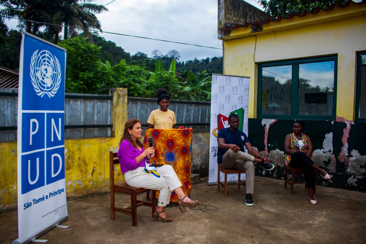 UndpStp's tweet image. 🚀 4th edition of #AcademiaELLA launched in 🇸🇹!
With support from #UNDPSTP, 25 young women begin 3 months of training in leadership, empowerment, and gender equality.
Empowering women is investing in the future! 💪✨
#WomensEmpowerment #SDG5