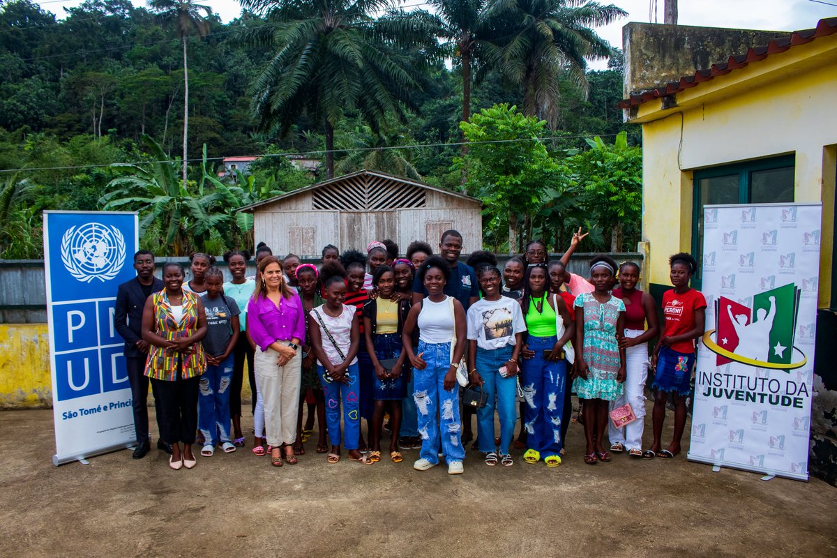 UndpStp's tweet image. 🚀 4th edition of #AcademiaELLA launched in 🇸🇹!
With support from #UNDPSTP, 25 young women begin 3 months of training in leadership, empowerment, and gender equality.
Empowering women is investing in the future! 💪✨
#WomensEmpowerment #SDG5