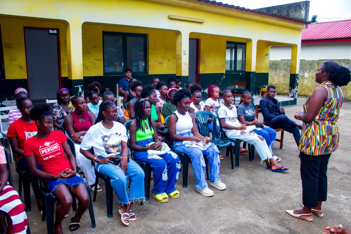 UndpStp's tweet image. 🚀 4th edition of #AcademiaELLA launched in 🇸🇹!
With support from #UNDPSTP, 25 young women begin 3 months of training in leadership, empowerment, and gender equality.
Empowering women is investing in the future! 💪✨
#WomensEmpowerment #SDG5