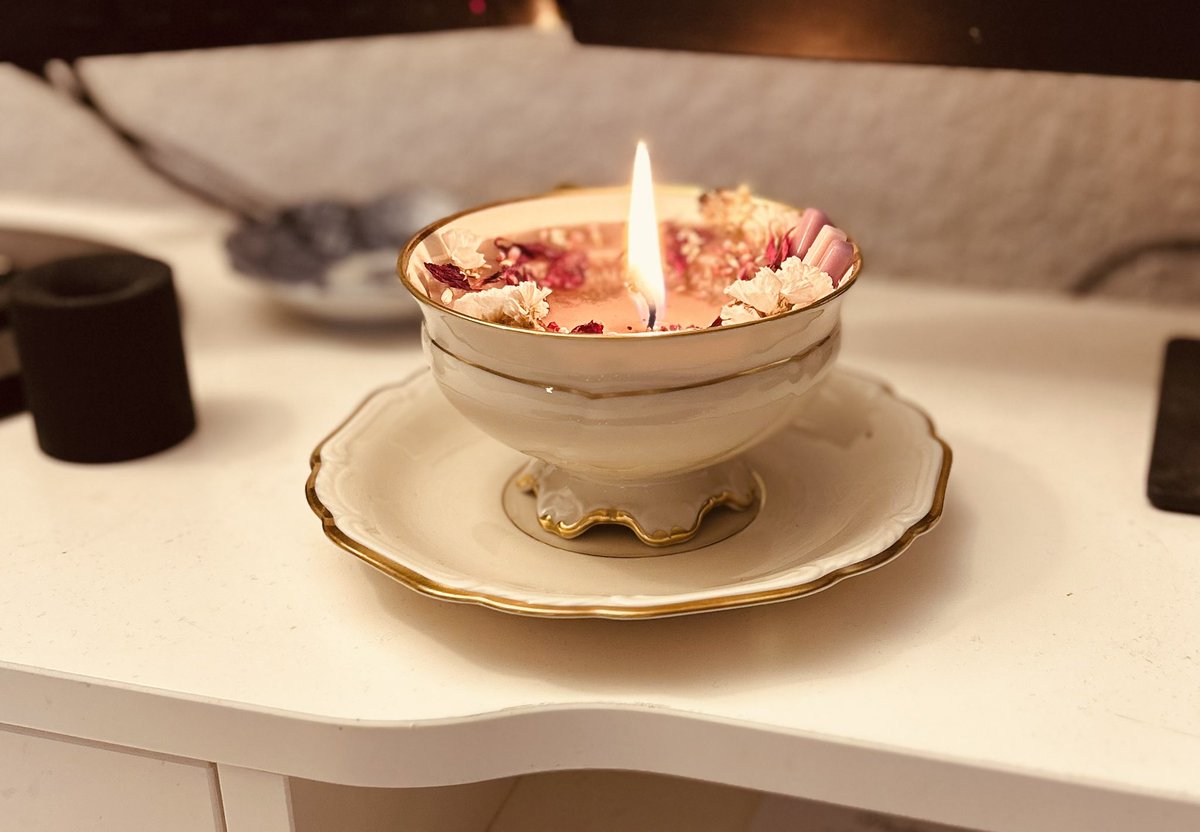 A bit late but look at my birthday flowies and gift 🥺🥺🥺🥰