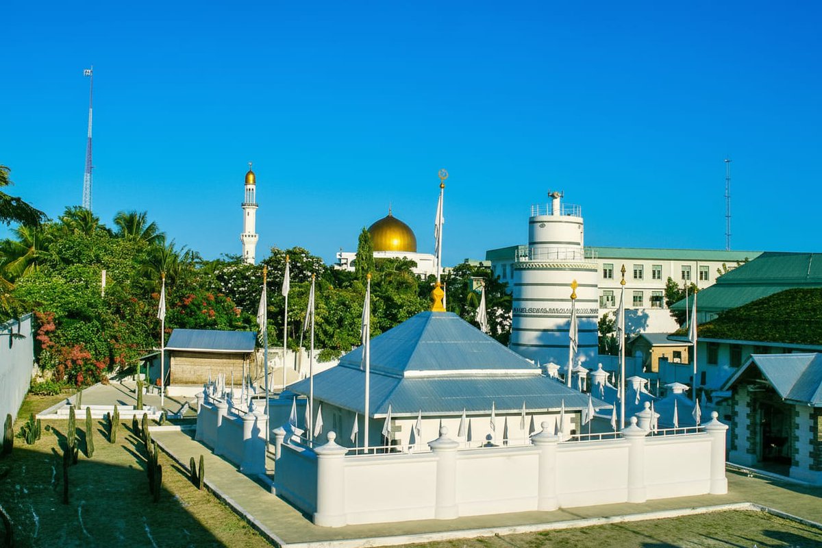 #DhivehiArchives
މިއީ ދިވެހިރާއްޖޭގެ ރަސްގެފާނު އިސްލާމްކުރައްވައި ދިވެހިރާއްޖެ އިސްލާމީ ގައުމަކަށް ހެއްދެވުމަށް މެދުވެރިކުރެއްވި ކަލޭގެފާނު ފަސްދާނުލާފައިވާ މާލޭ މެދުޒިޔާރަތެވެ. މި ޒިޔާރަތުގެ ގުއްބުގެ މަތީގައި ހުންނަ ދިދަދަނޑީގެ ކުރިބޯށީގައި ލިޔެފައި އޮތީ: "وذاسترافة قبة الشيخ