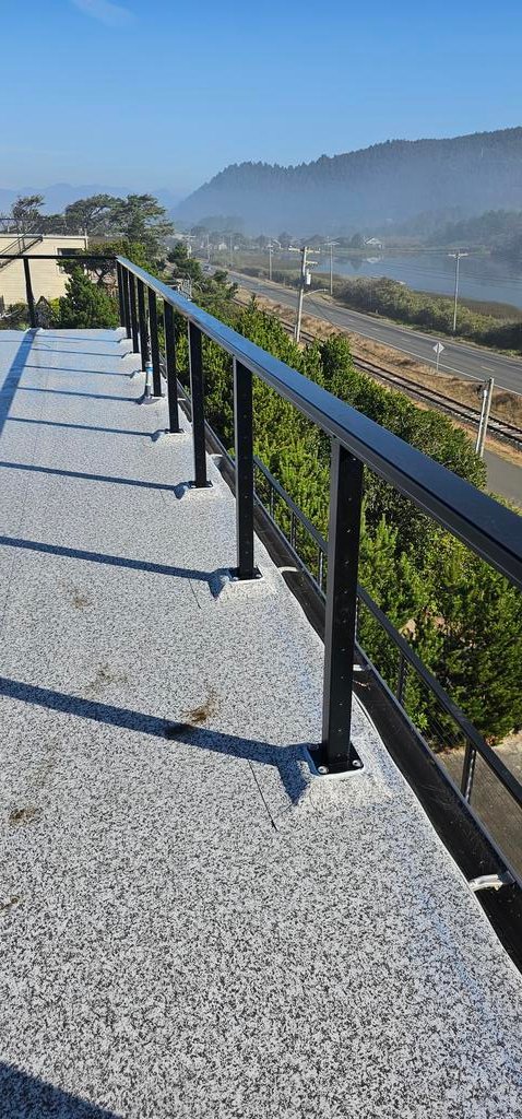 bobthebuilder4u's tweet photo. Guard rail posts and cap are set. Cutouts under rail cap for lighting is done. SS cabling and lighting remains ahead. #RoofDeck https://t.co/x5THzaCwUT