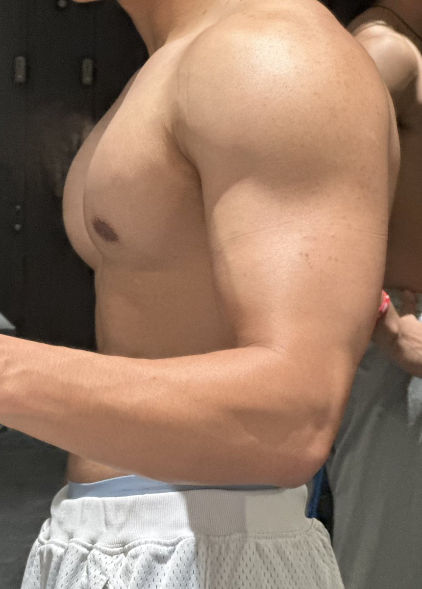 look at that side boob