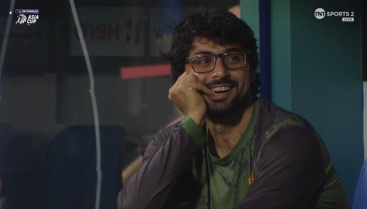 CallMeSheri1_'s tweet image. Abrar&apos;s reaction on Hasaranga celebration.