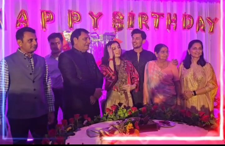 This lowkey reminds me of darshu's birthday celebration a couple of years ago during navratri where dha and darshan bhai were both wearing black 😍😍