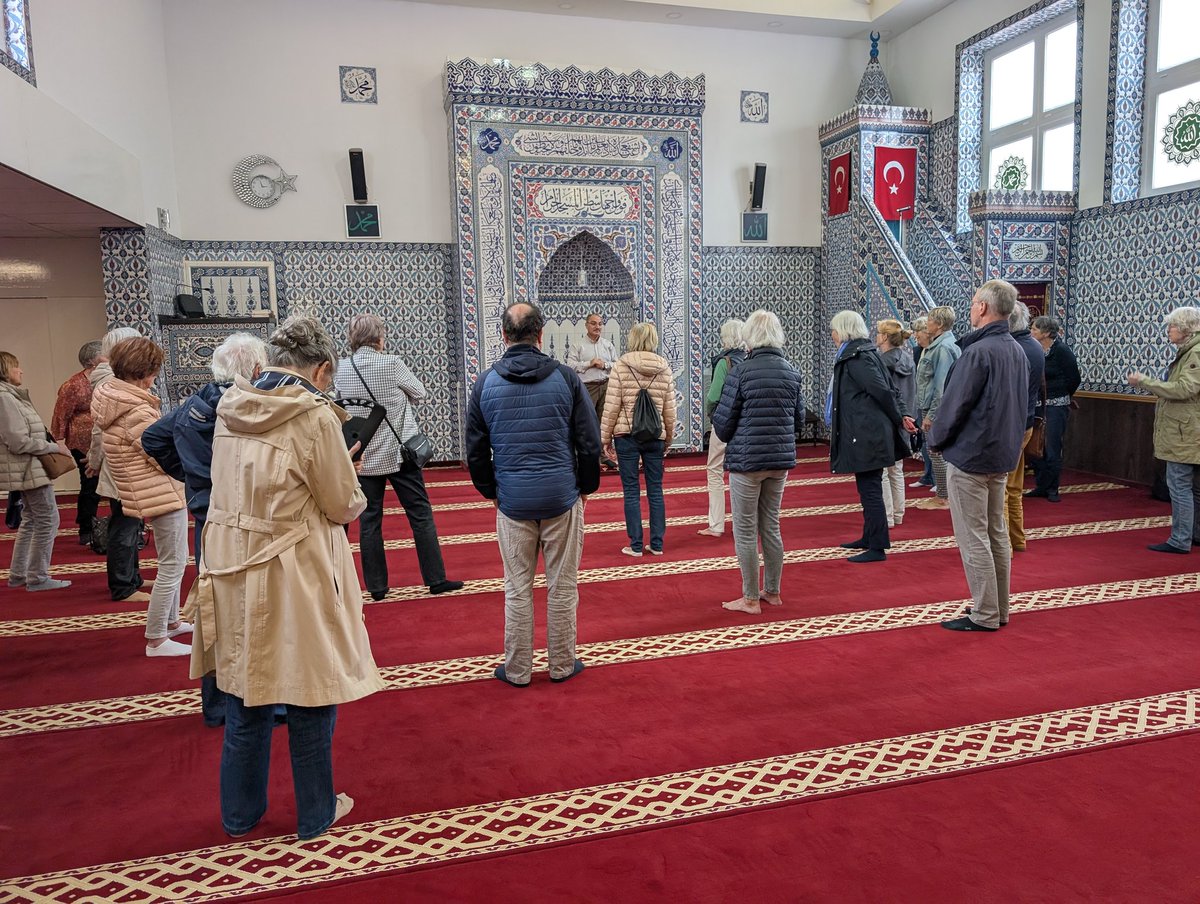 Bewoners uit de Bomenbuurt namen vandaag met activiteitenvereniging Amadeaus deel aan een Bewonerstour met o.a. een inspirerend bezoek aan de Turks-Islamitische Culturele Stichting.  Ze leerden er meer over het samenleven van 120+ nationaliteiten in Schilderswijk &amp; Transvaal.