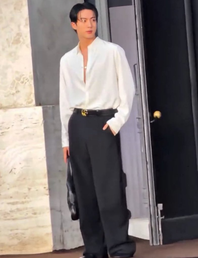 can we all agree this is hands down one of the best seokjin fits