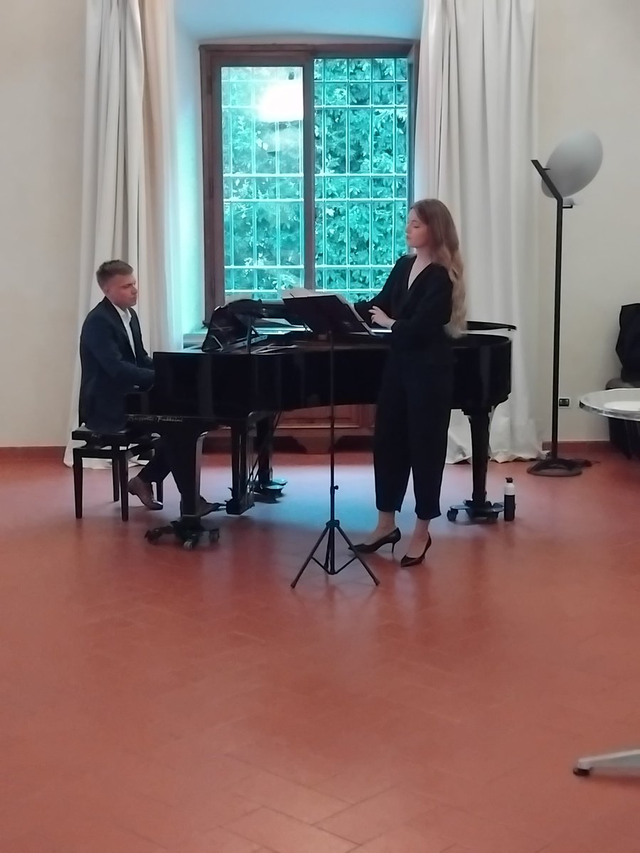 kamil_marc's tweet image. Okazało się, że @gulczynskim to nie tylko błyskotliwy naukowiec, ale także świetny pianista, który genialnie akompaniował koleżance śpiewaczce, za co zebrali razem zasłużone gromkie brawa od społeczności akademickiej #EUI.