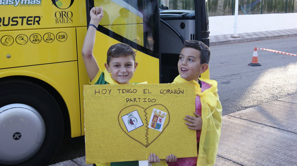 😅 ¿Y quién es el valiente que les va a decir que tienen que elegir un equipo a estos dos niños?

🤩 Siempre con todos los equipos de nuestra provincia 

💛 ¡Vamos a disfrutar de un gran partido en Carboneros!

#SomosJaén💛