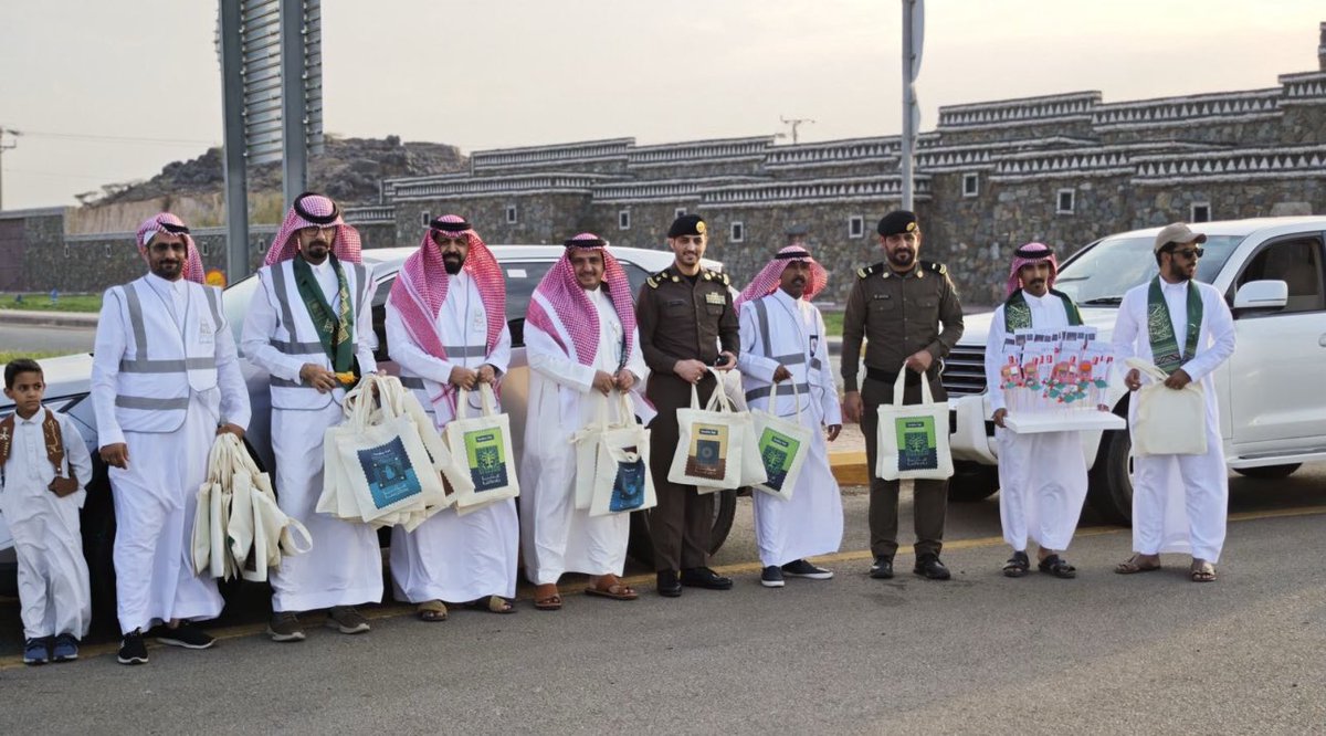 قامت #جمعية _التنمية _الأهليه_ بالعقيق بالشراكة مع #بلدية _محافظة _العقيق بتوزيع الهدايا والورود للقادمين من الأهالي وزوار المنطقه للمحافظة بمناسبة #اليوم _الوطني_ السعودي