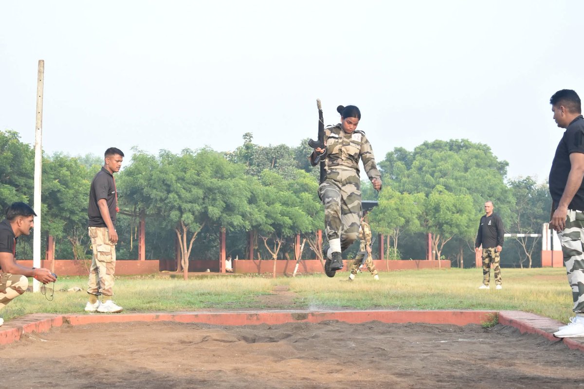 DefenceNewsOfIN's tweet image. 2/2

empowering women in specialized security roles.

#CISF #womeninuniform #Commandotraining #NationFirst #BreakingBarriers #womentraining #empowerment #frontlineheroes #ShieldOfSecurity #MissionReady #ServiceBeforeSelf #SwasthNariSashaktParivar