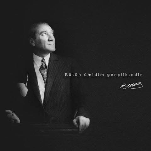 Yıllarca iktidara karşı seçim kaybetmelerine ve ilerlemiş yaşlarına rağmen koltuğunu bırakmayan muhalif siyasetçiler yüzünden bugün bu haldeyiz. Keşke şimdiki siyasiler de gençlere senin kadar güvenseydi Ata’m..