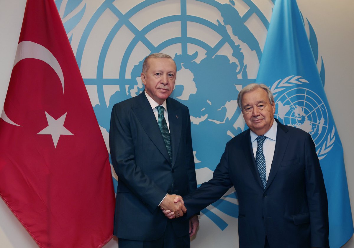 Cumhurbaşkanımız <a href="/RTErdogan/">Recep Tayyip Erdoğan</a>, Birleşmiş Milletler (BM) 80. Genel Kurulu nedeniyle bulunduğu Amerika Birleşik Devletleri’nin (ABD) New York şehrinde, BM Genel Sekreteri Antonio Guterres ile bir araya geldi.
